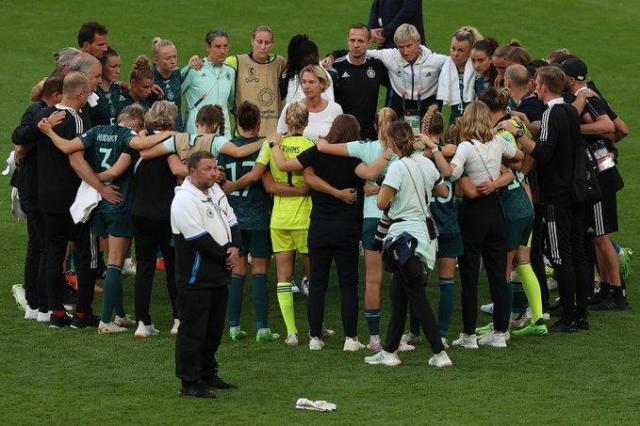 kaiyun-三狮女足封后年轻队长落泪：终将多年偏见踩在脚底